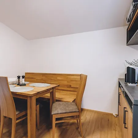 By We Rent 젤암제